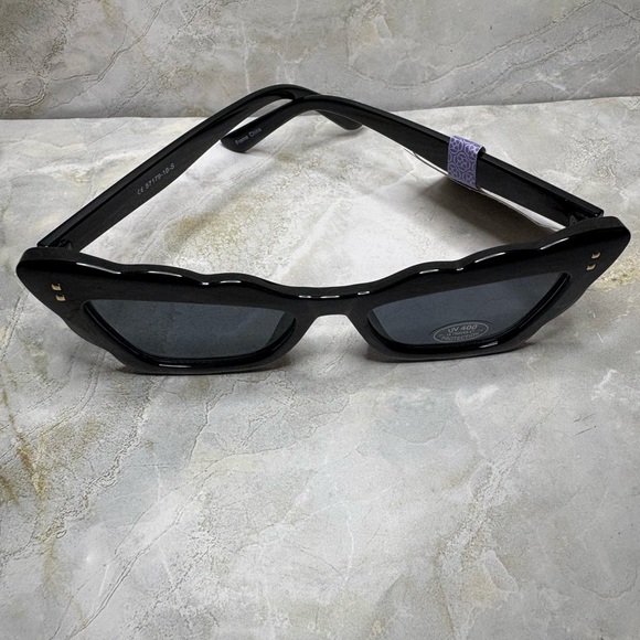 Sunglasses*Elegant Black Cat-Eye Design 400UV Protection - Picture 6 of 6